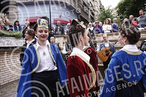 The Tourist Organization of Belgrade and the Association of Skadarlija Lovers have opened the tourist season in Skadarlija on the Plateau near the Skadarlija Fountain.Turisticka organizacija Beograda i Udruzenje ljubitelja Skadarlije su na Plato ko