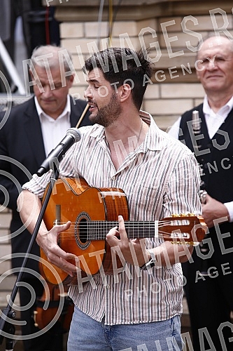 The Tourist Organization of Belgrade and the Association of Skadarlija Lovers have opened the tourist season in Skadarlija on the Plateau near the Skadarlija Fountain.Turisticka organizacija Beograda i Udruzenje ljubitelja Skadarlije su na Plato ko