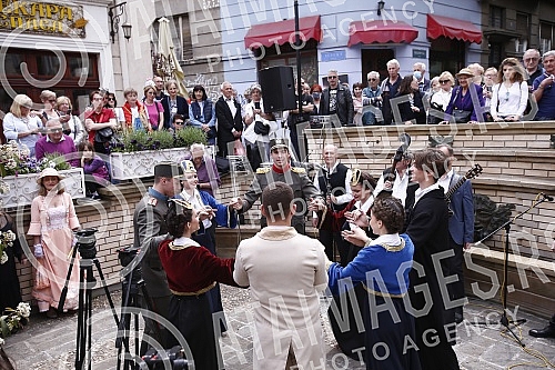 The Tourist Organization of Belgrade and the Association of Skadarlija Lovers have opened the tourist season in Skadarlija on the Plateau near the Skadarlija Fountain.Turisticka organizacija Beograda i Udruzenje ljubitelja Skadarlije su na Plato ko