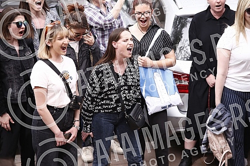 The collective performance Burn / Out was performed at 3 pm, at three different locations in Belgrade - near the monument to Stefan Nemanja, in front of the plateau of the Assembly and in front of the Faculty of Fine Arts.Kolektivni performans Burn