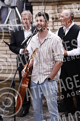 The Tourist Organization of Belgrade and the Association of Skadarlija Lovers have opened the tourist season in Skadarlija on the Plateau near the Skadarlija Fountain.Turisticka organizacija Beograda i Udruzenje ljubitelja Skadarlije su na Plato ko