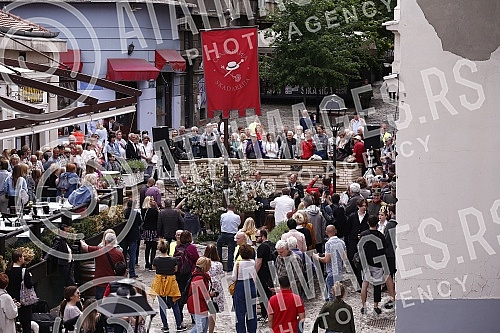 The Tourist Organization of Belgrade and the Association of Skadarlija Lovers have opened the tourist season in Skadarlija on the Plateau near the Skadarlija Fountain.Turisticka organizacija Beograda i Udruzenje ljubitelja Skadarlije su na Plato ko