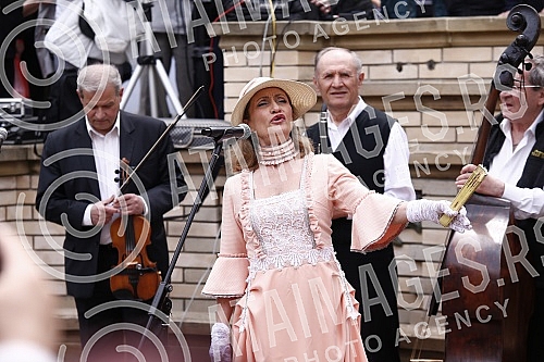 The Tourist Organization of Belgrade and the Association of Skadarlija Lovers have opened the tourist season in Skadarlija on the Plateau near the Skadarlija Fountain.Turisticka organizacija Beograda i Udruzenje ljubitelja Skadarlije su na Plato ko