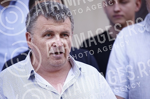 In front of the building of the City Administration, a press conference was held for the councilor group United in the Assembly of Belgrade.Ispred zgrade Gradske uprave odrzana je konferencija za medije odbornicke grupe Ujedinjeni u Skupstini Beogr