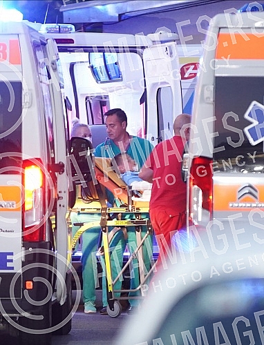 Children who were injured in a traffic accident in Bulgaria, when the bus overturned, arrived at the University Children's Clinic in Tirsova, where their treatment will continue.Deca koja su povredjena u saobracajnoj nesreci u Bugarskoj, kada se pr