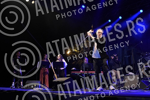 Nenad Cveticanin, a musician and singer-songwriter of funk and jazz music, closed this year's Nisville jazz festival with his band Numismatica.Niski muzicar i kantautor funk i jazz muzike Nenad Cveticanin je sa sojim bendom Numismatica zatvorio ovo