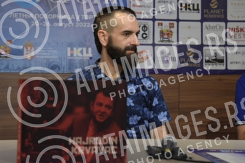 The promotion of a monograph on the director Hajrudin Siba Krvavac was held at the Film Encounters in Nis.U skolpu Filmskih susret u Nisu odrzana je promocija monografije o reditelju Hajrudinu Sibi Krvavcu.