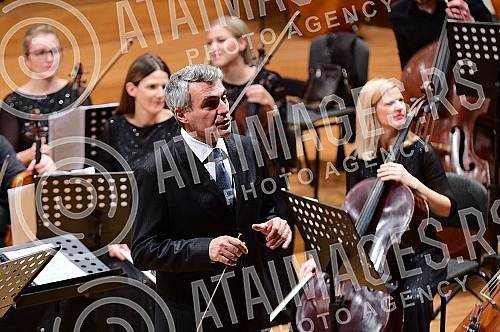 The chamber opera concert of Britney's Illumination was held in the Belgrade Philharmonic.Kamerni operski koncert Britnove Iluminacije odrzan je u Beogradskoj filharmoniji.