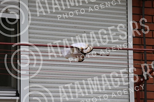 In Zemun settlement Galenika, apartment in a building in the street Joseph Sener number 18 burnt and found the lifeless body of a female person. U zemunskom naselju Galenika  izgoreo je stan u zgradi u ulici Josipa Senera broj 18,  a pronadjeno je b