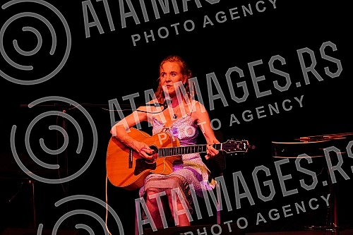 American alternative rock star, Kristin Hersh, held her first concert in Serbia, in the American Hall of the Belgrade Youth Center.Americka alternativna rok zvezda, Kristin Hersh, odrzala je svoj prvi koncert u Srbiji, u sali Amerikana Doma omladin