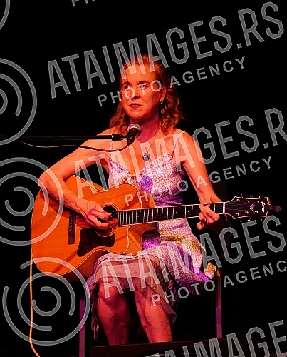 American alternative rock star, Kristin Hersh, held her first concert in Serbia, in the American Hall of the Belgrade Youth Center.Americka alternativna rok zvezda, Kristin Hersh, odrzala je svoj prvi koncert u Srbiji, u sali Amerikana Doma omladin