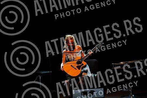 American alternative rock star, Kristin Hersh, held her first concert in Serbia, in the American Hall of the Belgrade Youth Center.Americka alternativna rok zvezda, Kristin Hersh, odrzala je svoj prvi koncert u Srbiji, u sali Amerikana Doma omladin