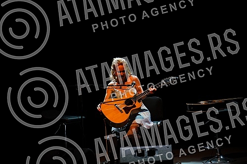 American alternative rock star, Kristin Hersh, held her first concert in Serbia, in the American Hall of the Belgrade Youth Center.Americka alternativna rok zvezda, Kristin Hersh, odrzala je svoj prvi koncert u Srbiji, u sali Amerikana Doma omladin