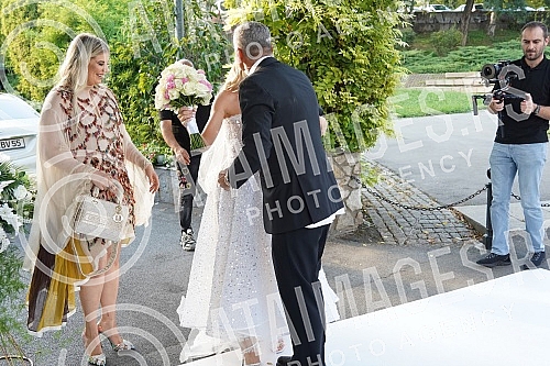 The daughter of singer Mira Skoric and surgeon Vasa Jeremic, Milica Jeremic married her longtime boyfriend Sebastijan, and the celebration was held at the Frans restaurant.Cerka pevacice Mire Skoric i hiurga Vase Jeremica, Milica Jeremic udala se d
