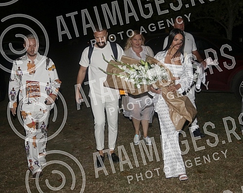 Arrival of guests at the salas in Cenej to celebrate the 40th birthday of Natasa Bekvalac.Dolazak zvancica na salas u Ceneju na proslavu  40. rodjendana Natase Bekvalac