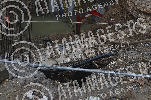 According to the order of the construction inspection, the construction site in Juzni boulevard 94, where, according to the foreigners of the surrounding buildings, the ground started collapsing last night, was closed, the water from the foundation p