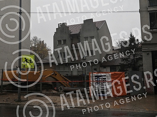 According to the order of the construction inspection, the construction site in Juzni boulevard 94, where, according to the foreigners of the surrounding buildings, the ground started collapsing last night, was closed, the water from the foundation p