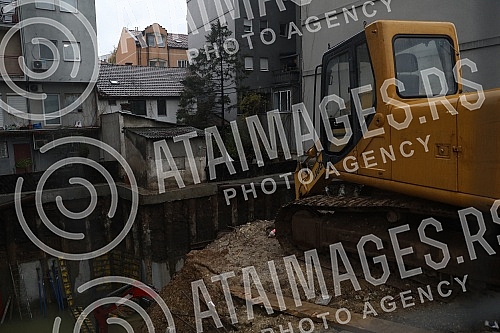 According to the order of the construction inspection, the construction site in Juzni boulevard 94, where, according to the foreigners of the surrounding buildings, the ground started collapsing last night, was closed, the water from the foundation p