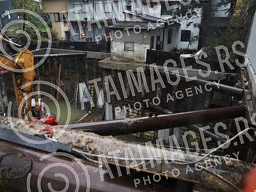 According to the order of the construction inspection, the construction site in Juzni boulevard 94, where, according to the foreigners of the surrounding buildings, the ground started collapsing last night, was closed, the water from the foundation p