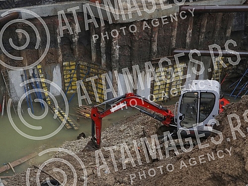 According to the order of the construction inspection, the construction site in Juzni boulevard 94, where, according to the foreigners of the surrounding buildings, the ground started collapsing last night, was closed, the water from the foundation p