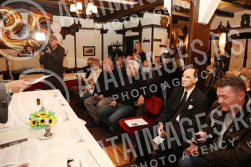 In the restaurant Tri sesira, the Vital Award Golden Sunflower for 2021 was awarded to Milica Vuckovic for the novel The Fatal Outcome of Athletic Injuries, published by the Booka publishing house.U restoranu Tri sesira  dodeljena je Vitalova nagra