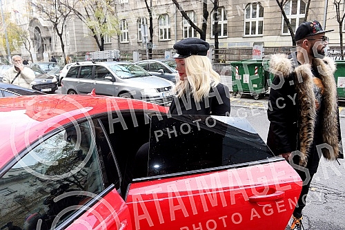 Sasa Kapor took his wife Nikolina Kovac out of the maternity ward with her daughter Nikolet.Sasa Kapor izveo je suprugu Nikolinu Kovac iz porodilista sa cerkom Nikoletom.