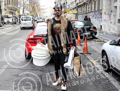 Sasa Kapor took his wife Nikolina Kovac out of the maternity ward with her daughter Nikolet.Sasa Kapor izveo je suprugu Nikolinu Kovac iz porodilista sa cerkom Nikoletom.