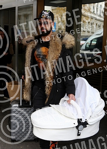 Sasa Kapor took his wife Nikolina Kovac out of the maternity ward with her daughter Nikolet.Sasa Kapor izveo je suprugu Nikolinu Kovac iz porodilista sa cerkom Nikoletom.