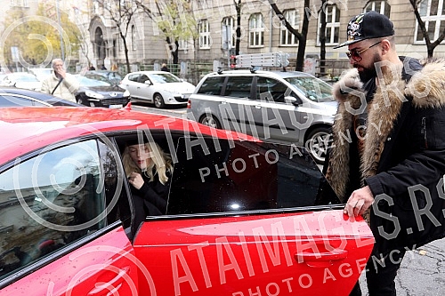 Sasa Kapor took his wife Nikolina Kovac out of the maternity ward with her daughter Nikolet.Sasa Kapor izveo je suprugu Nikolinu Kovac iz porodilista sa cerkom Nikoletom.