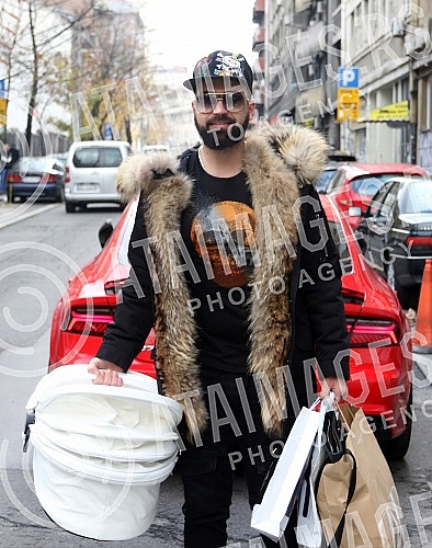 Sasa Kapor took his wife Nikolina Kovac out of the maternity ward with her daughter Nikolet.Sasa Kapor izveo je suprugu Nikolinu Kovac iz porodilista sa cerkom Nikoletom.