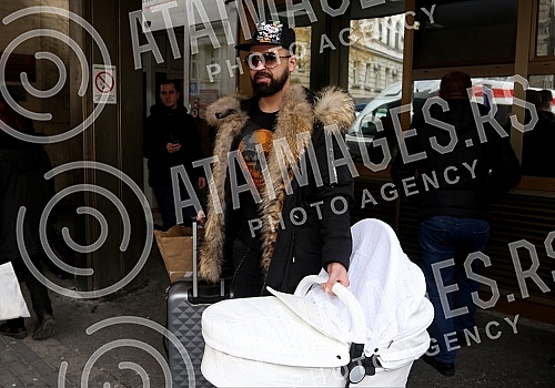 Sasa Kapor took his wife Nikolina Kovac out of the maternity ward with her daughter Nikolet.Sasa Kapor izveo je suprugu Nikolinu Kovac iz porodilista sa cerkom Nikoletom.