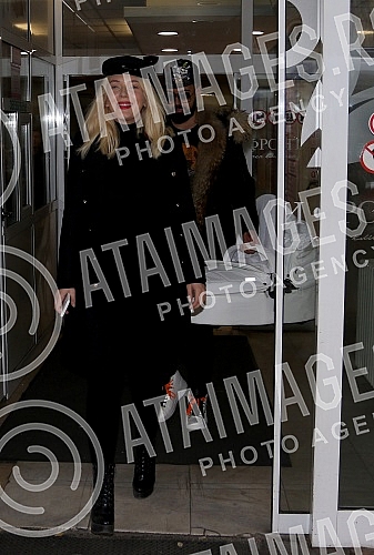 Sasa Kapor took his wife Nikolina Kovac out of the maternity ward with her daughter Nikolet.Sasa Kapor izveo je suprugu Nikolinu Kovac iz porodilista sa cerkom Nikoletom.