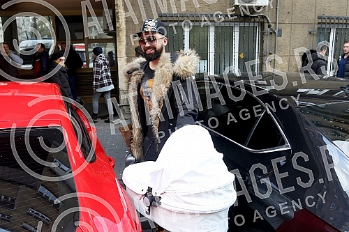 Sasa Kapor took his wife Nikolina Kovac out of the maternity ward with her daughter Nikolet.Sasa Kapor izveo je suprugu Nikolinu Kovac iz porodilista sa cerkom Nikoletom.