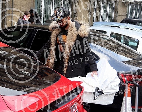 Sasa Kapor took his wife Nikolina Kovac out of the maternity ward with her daughter Nikolet.Sasa Kapor izveo je suprugu Nikolinu Kovac iz porodilista sa cerkom Nikoletom.