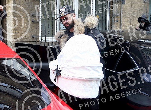 Sasa Kapor took his wife Nikolina Kovac out of the maternity ward with her daughter Nikolet.Sasa Kapor izveo je suprugu Nikolinu Kovac iz porodilista sa cerkom Nikoletom.