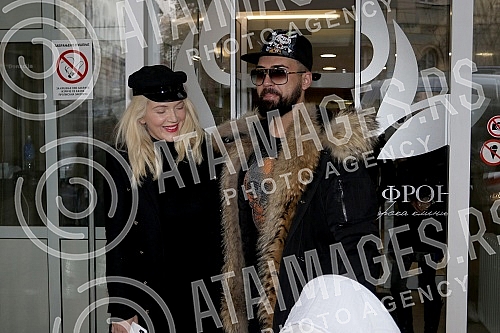 Sasa Kapor took his wife Nikolina Kovac out of the maternity ward with her daughter Nikolet.Sasa Kapor izveo je suprugu Nikolinu Kovac iz porodilista sa cerkom Nikoletom.