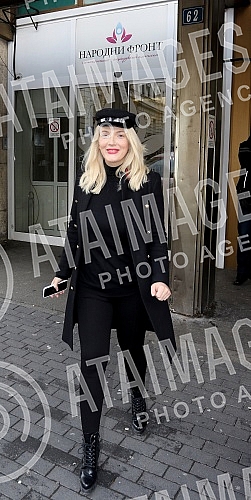 Sasa Kapor took his wife Nikolina Kovac out of the maternity ward with her daughter Nikolet.Sasa Kapor izveo je suprugu Nikolinu Kovac iz porodilista sa cerkom Nikoletom.