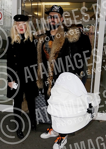 Sasa Kapor took his wife Nikolina Kovac out of the maternity ward with her daughter Nikolet.Sasa Kapor izveo je suprugu Nikolinu Kovac iz porodilista sa cerkom Nikoletom.