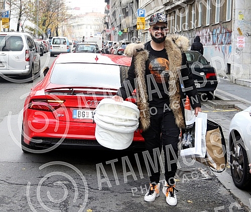Sasa Kapor took his wife Nikolina Kovac out of the maternity ward with her daughter Nikolet.Sasa Kapor izveo je suprugu Nikolinu Kovac iz porodilista sa cerkom Nikoletom.