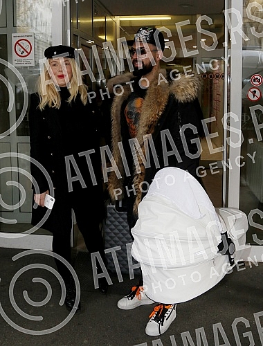 Sasa Kapor took his wife Nikolina Kovac out of the maternity ward with her daughter Nikolet.Sasa Kapor izveo je suprugu Nikolinu Kovac iz porodilista sa cerkom Nikoletom.