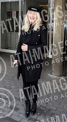 Sasa Kapor took his wife Nikolina Kovac out of the maternity ward with her daughter Nikolet.Sasa Kapor izveo je suprugu Nikolinu Kovac iz porodilista sa cerkom Nikoletom.