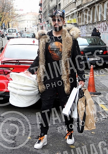 Sasa Kapor took his wife Nikolina Kovac out of the maternity ward with her daughter Nikolet.Sasa Kapor izveo je suprugu Nikolinu Kovac iz porodilista sa cerkom Nikoletom.