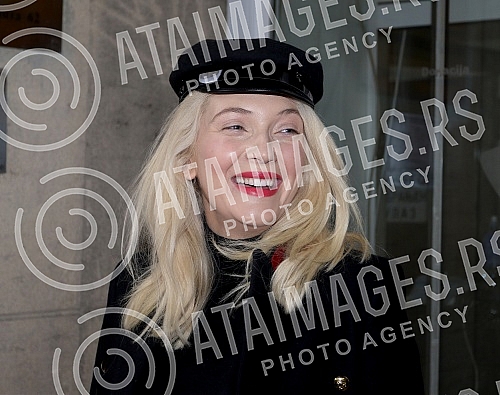 Sasa Kapor took his wife Nikolina Kovac out of the maternity ward with her daughter Nikolet.Sasa Kapor izveo je suprugu Nikolinu Kovac iz porodilista sa cerkom Nikoletom.