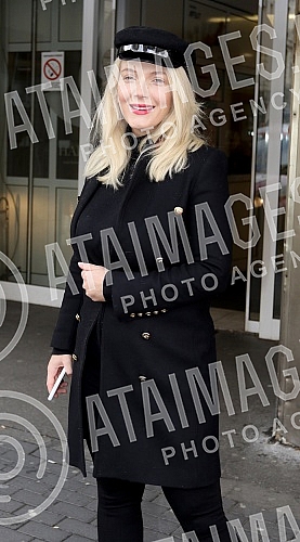 Sasa Kapor took his wife Nikolina Kovac out of the maternity ward with her daughter Nikolet.Sasa Kapor izveo je suprugu Nikolinu Kovac iz porodilista sa cerkom Nikoletom.