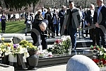 Members of the Democratic Party laid a wreath at the grave of slain Prime Minister Zoran Djindjic.Clanovi Demokratske stranke polozili su venac na grob ubijenog premijera Zorana Djindjica.