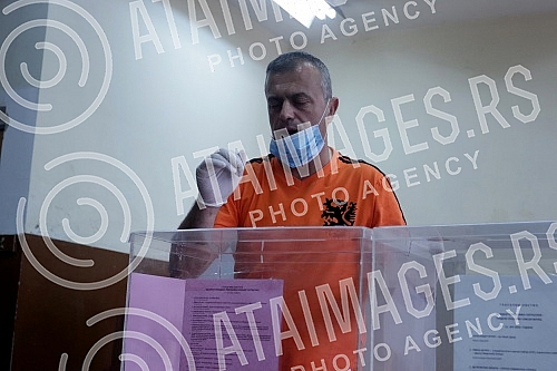 The President of the Movement of Free Citizens Sergej Trifunovic voted at the polling station in the Catering School (Jug-Bogdanova 28, Savski venac).Predsednik Pokreta slobodnih gradjana Sergej Trifunovic glasao je na  birackom mestu u Ugostiteljs