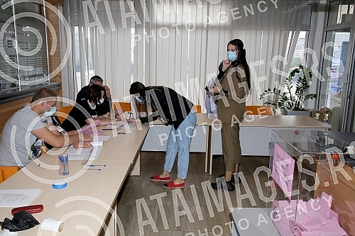 Singer Katarina Grujic fulfilled her civic duty and went to the polls.Pevacica Katarina Grujic ispunila je svoju gradjansku duznost i izasla na izbore.