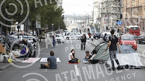 In front of the Ministry of Education, the student movement 