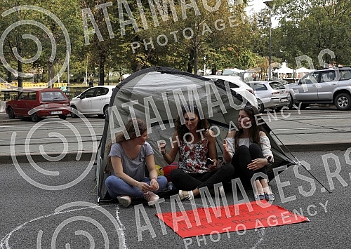 In front of the Ministry of Education, the student movement 