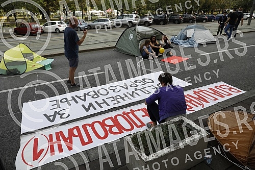 In front of the Ministry of Education, the student movement 